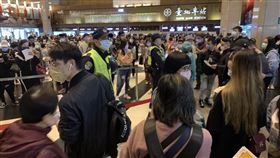 前來北車接種站想到疫苗的民眾超踴躍。（圖／記者簡浩正攝影）