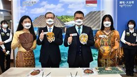 內政部長徐國勇與新住民朋友共同祝賀新春愉快。（圖／內政部提供)