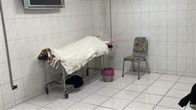 原PO陪朋友看診，看到診間擺設覺得毛骨悚然。（圖／翻攝自《爆料公社一日小編》）