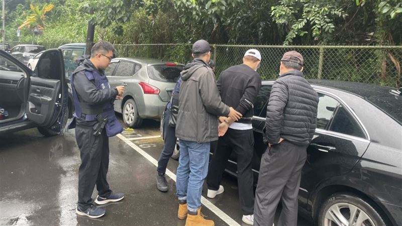 2男雙載烏來山區開槍　遭逮互推卸責