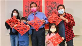 行政院政委兼發言人羅秉成特別邀請他的弟弟、知名剪紙藝術家羅敬智來教大家一起來剪春花。（圖／行政院提供)