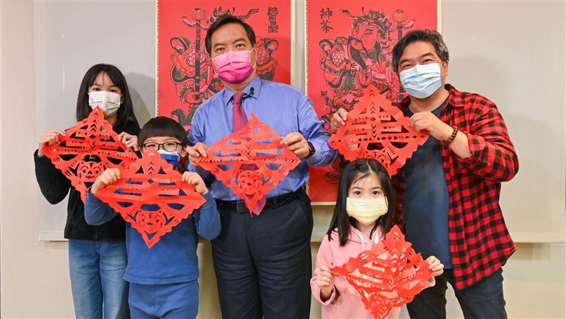 羅秉成剪紙處女秀　「剪」出春虎賀年