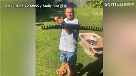 ▲爸爸搞笑送餐。（圖／AP／Caters TV MRSS／Molly Bird 授權　授權）