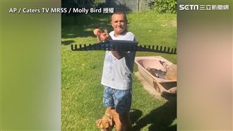 澳洲女被隔離　老爸每天浮誇裝扮送餐