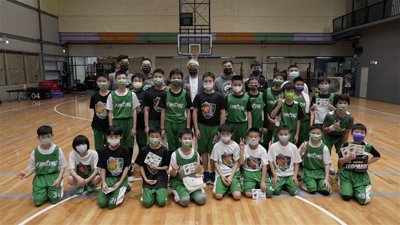雲豹職籃隊長當一日教練推廣基層籃球