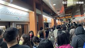 文湖線港墘站突然被叫下車。（圖／讀者提供）
