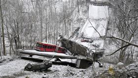拜登前往匹茲堡（Pittsburgh）談1兆美元基礎建設成就前，當地一座橋梁崩塌釀3傷。（圖／美聯社／達志影像）