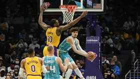 ▲「球三弟」鮑爾（LaMelo Ball）背後長眼傳助攻。（圖／路透社／達志影像）