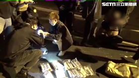 士林分局率隊南下逮捕鄭、李2名毒販，並起獲500包毒咖啡包。（圖／翻攝畫面）