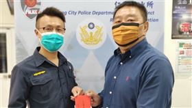 高雄市議員江瑞鴻慰問員警春節堅守崗位至仁武派出所致贈春節紅包（圖／仁武派出所提供）