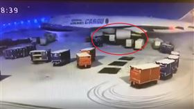 華航一架747-400F貨機降落美國芝加哥機場時，竟和地面行李車發生碰撞（讀者提供）