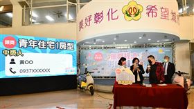 彰化振興經濟加碼首次抽獎彰化縣政府推出振興經濟加碼活動，17日辦理首次抽獎，一名黃姓男子僅在彰化消費新台幣780元，就幸運獲得1房型青年住宅，縣長王惠美（左2）打電話通知中獎者。（彰化縣政府提供）中央社記者蕭博陽彰化傳真  111年1月17日