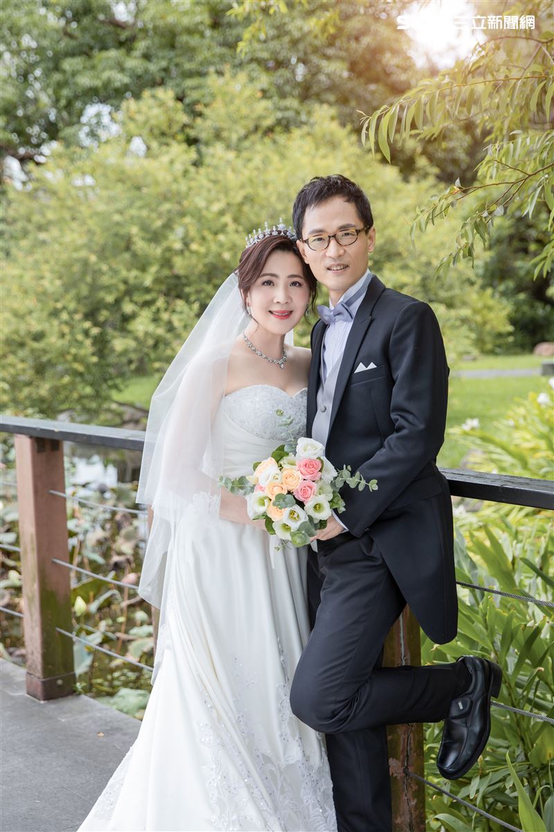歐江安甜嫁台大教授,婚紗照也多在台大校園取景。(圖/歐江安提供)