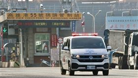 疫情延燒  高雄港55號碼頭管控進出（3）國內本土疫情持續延燒，高雄市政府持續在高雄港34、118、36、55、38號碼頭與貨櫃屋、中信高鼎場等地採檢有出入中島商港區或修、造船廠區等相關接觸風險者；26日下午在55號碼頭可見醫院車輛進出。中央社記者董俊志攝  111年1月26日