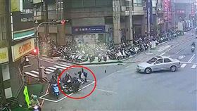 台南,違規右轉,車禍,待轉區,波及,機車