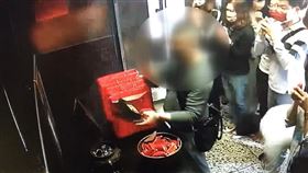 竹山紫南宮停發錢母，竊嫌進辦公室偷拿，過香爐，囂張 翻攝畫面