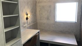 萬華分局待勤室分為工業風、現代風及北歐風。（圖／翻攝靠北警察）