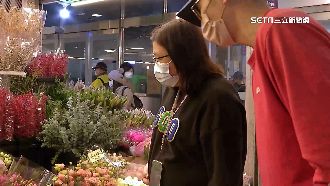 小年夜現買花人潮　虎頭蘭成虎年熱門