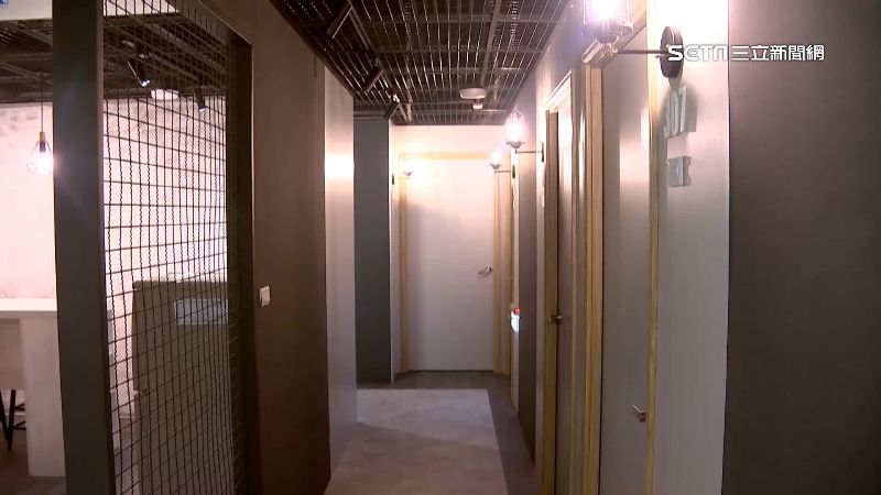 砸錢改待勤室像工地？分局：是工業風