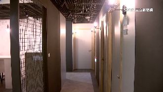 砸錢改待勤室像工地？分局：是工業風