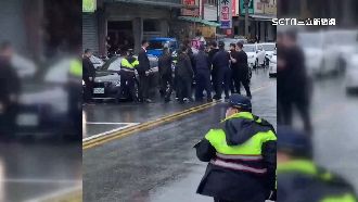 出殯20台禮車塞爆馬路　警勸阻遭襲