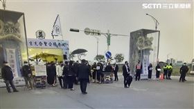 竹聯幫弘仁會大哥楊聖合告別式，北投分局派出50人到場約制。（圖／翻攝畫面）