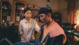 方文琳在《再說一次我願意》為飾演兒子的蔡凡熙洗頭。（圖片提供：皮諾丘電影）