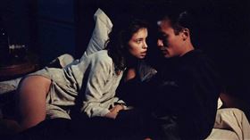 《情人》梁家輝、珍瑪琪。（圖／車庫娛樂提供）