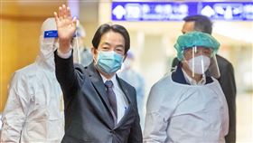 宏都拉斯特使團返抵國門  賴清德揮手致意（1）副總統賴清德（前左）結束6天5夜訪團行程，所搭乘的中華航空公司班機30日晚間8時44分降落在桃園國際機場，不過基於防疫因素，賴副總統並未發表相關談話，僅向國賓門外守候的採訪記者揮手致意。中央社記者吳睿騏桃園機場攝  111年1月30日