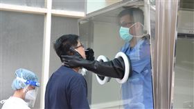 澎湖縣9/10起重啟入境快篩澎湖縣長賴峰偉8日在防疫會議中宣布，將自10日起重啟機場與港埠等入境快篩，全力防堵Delta病毒疫情流入境內。圖為110年7月28日民眾接受採檢畫面。中央社  110年9月8日