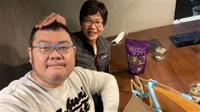 四叉貓貼出一張跟蔡壁如合照並表示，今天吃了蔡壁如姐姐請的一頓大餐，被摸頭收編。（圖／翻攝自四叉貓臉書）
