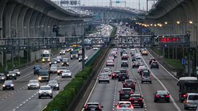春節連假將始　國道一號桃園段車流量增春節9天連假即將登場，28日為年前最後一個上班日，傍晚國道一號桃園段南下（右）、北上（左）車輛皆有增多趨勢，不過行車速度皆可達80公里，車行順暢。中央社記者施宗暉攝  111年1月28日