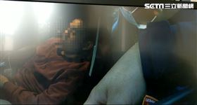 酒駕醉倒睡在路中　秒噴12萬還法辦(圖/翻攝畫面)