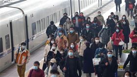 疫情下  中國異鄉遊子連續兩年回不了老家過年嚴厲執行清零政策的中國，接連兩年在農曆春節前出現本土疫情，讓都市裡不少外地人在單位的壓力下，連續兩年沒法返鄉過年。圖為南京火車站返鄉人潮。（中新社提供）中央社記者邱國強北京傳真  111年1月31日