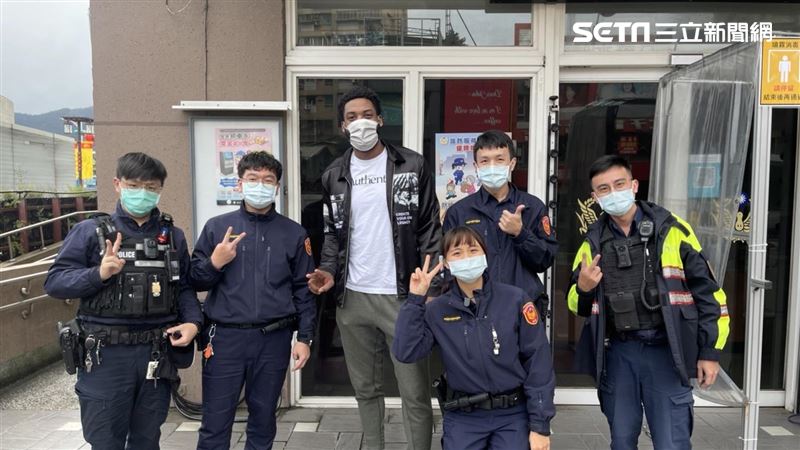 職籃洋將尋回皮夾　盛讚松山警高效率