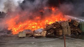 新北市樹林區佳園路三段資源回收場發生火警。（圖／翻攝畫面）