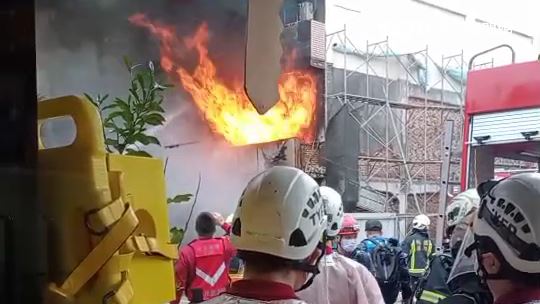 鄰居疑燒金紙釀禍　烈焰突吞噬透天厝