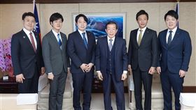 謝長廷會客 透露賴清德在宏國會晤日本特使駐日代表謝長廷與來訪的自民黨青年局長小倉將信（左3）等人會談時透露，副總統賴清德日前出席友邦宏都拉斯總統卡蕬楚就職典禮時，與日本特使宇都隆史會談。中央社記者楊明珠東京攝 111年1月31日