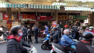 台南國華街大排長龍　防疫距離難落實