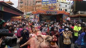 鎮瀾宮廟埕信眾參拜媽祖因應武漢肺炎（2019冠狀病毒疾病，COVID-19）疫情，大甲鎮瀾宮管控廟內人數，廟內限制100人參拜，入廟前先消毒雙手、量體溫，15日是農曆的媽祖生日，鎮瀾宮將桌子移至廟埕，一早許多民眾依序排隊入廟參拜。中央社記者趙麗妍攝  109年4月15日