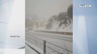 合歡山降下瑞雪　上山車輛需加裝雪鏈
