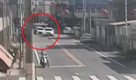 北市警彰化擦撞肇逃　違規推撞畫面曝（圖／翻攝畫面）