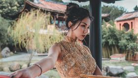 YouTuber蕾菈不畏寒流，穿高衩旗袍拜年。（圖／翻攝自IG／la.112814）