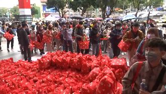 新春福袋熱度夯　大年初一湧排隊人潮