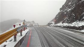 合歡山喜迎虎年  新春固態降水大陸冷氣團配合水氣，合歡山1日有固態降水（冰霰或雪），公路總局提醒，台14甲線翠峰至大禹嶺1日夜間預警封閉。（公路總局提供）中央社記者蕭博陽南投傳真  111年2月1日