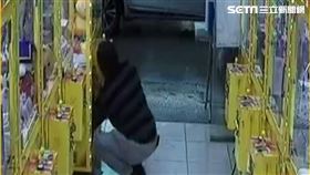 北市游男玩夾娃娃機時，靠枕卡在洞口，遭路過的盧男偷走。（圖／翻攝畫面）