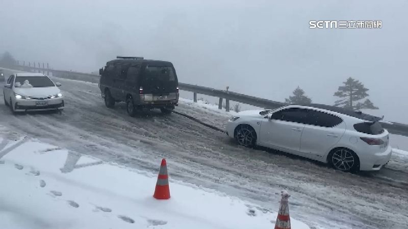拖吊車、裝雪鏈　虎年「雪」助攻商機