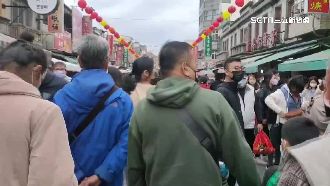 走春人潮擠爆！廟埕、老街再現遊客海