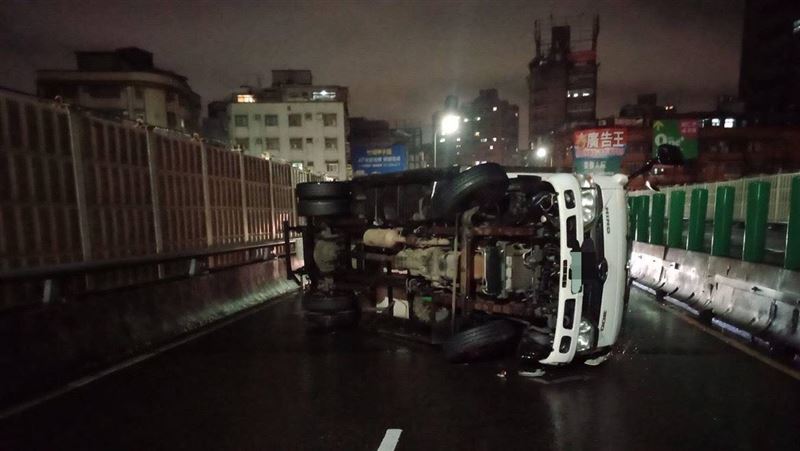 貨車撞高架分隔島翻覆　一度造成回堵
