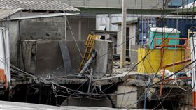 ▲巴西聖保羅捷運工地坍塌，路面形成一個大坑洞。（圖／美聯社／達志影像）